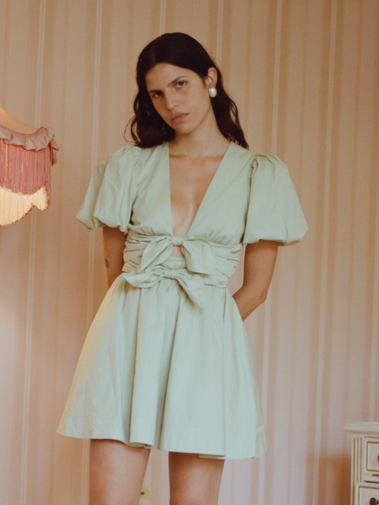 Robe mini à lacets et découpe nœud