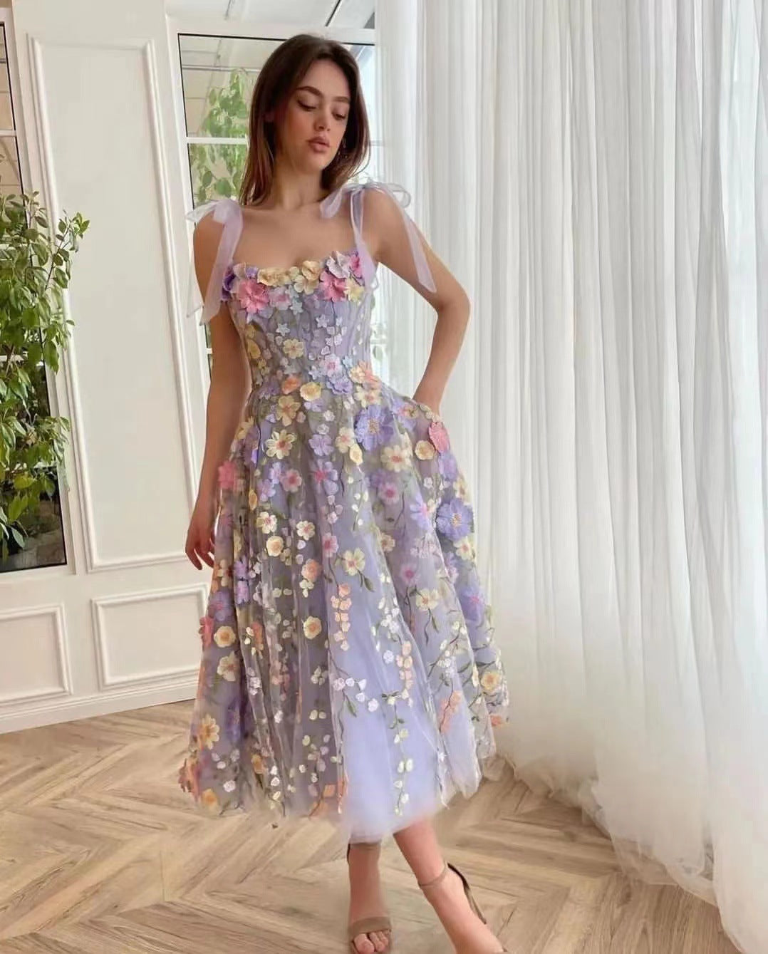 Robe corset brodée de fleurs