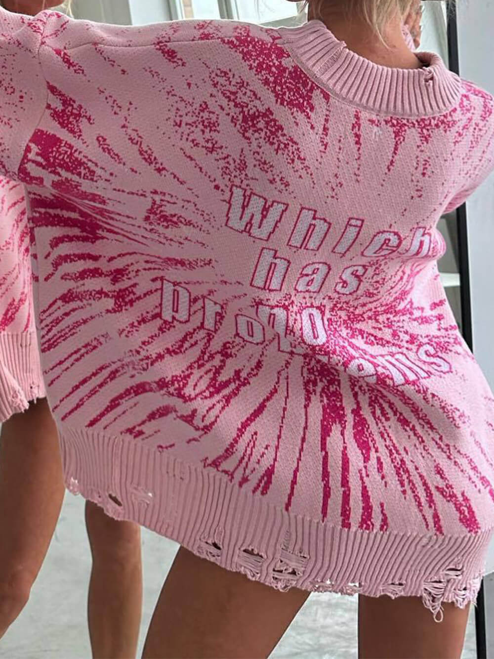 Pull ample à lettres contrastées