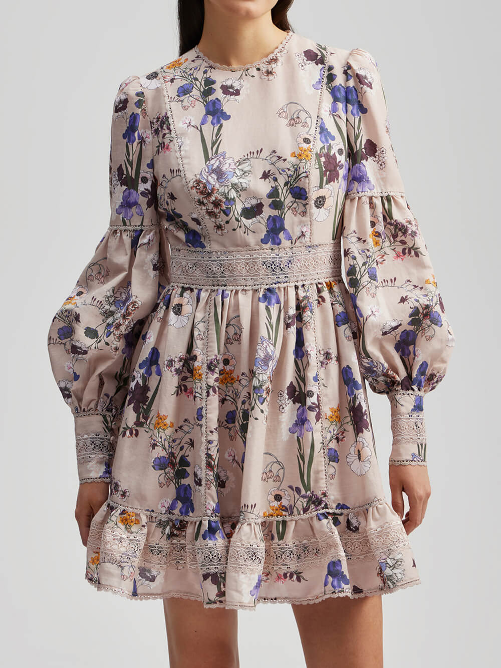 Robe courte à fleurs et manches bouffantes