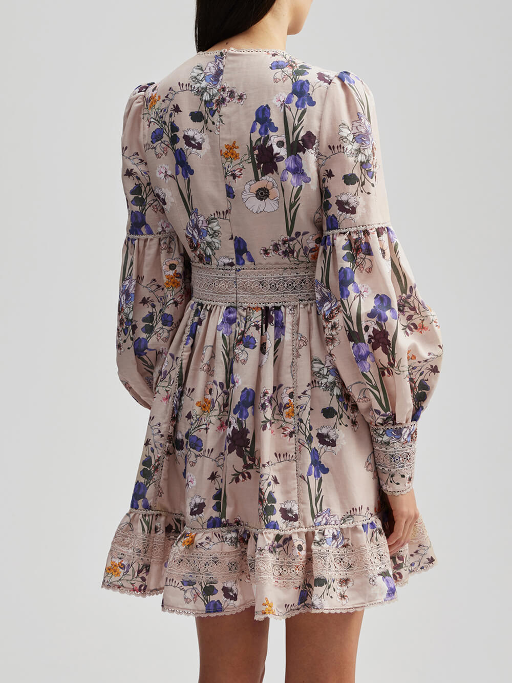 Robe courte à fleurs et manches bouffantes