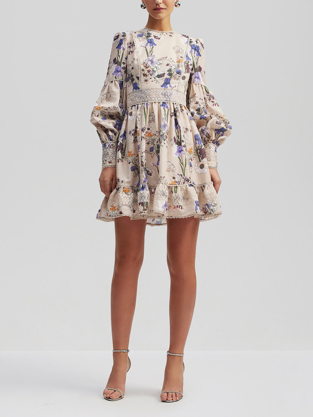 Robe courte à fleurs et manches bouffantes