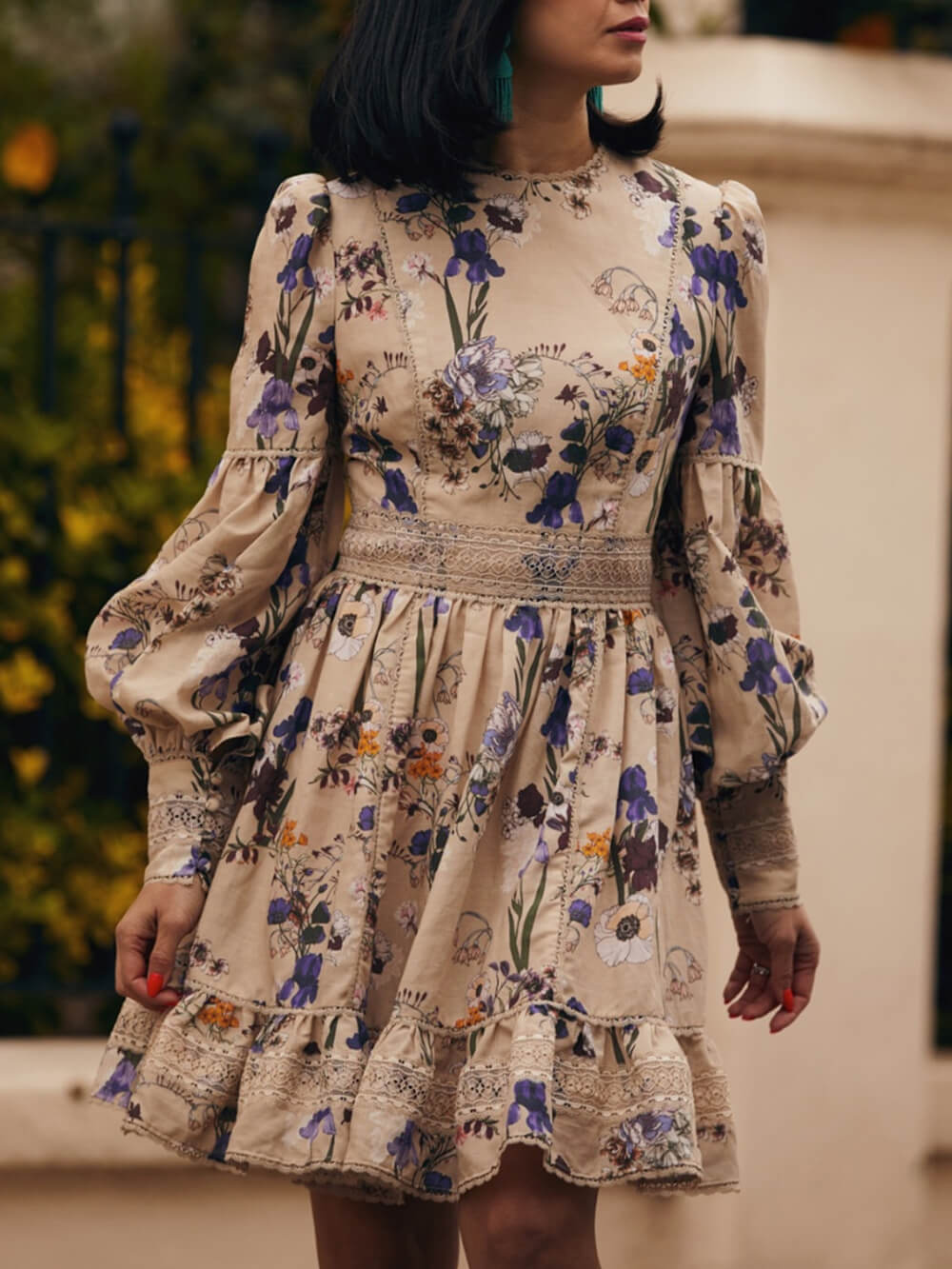 Robe courte à fleurs et manches bouffantes