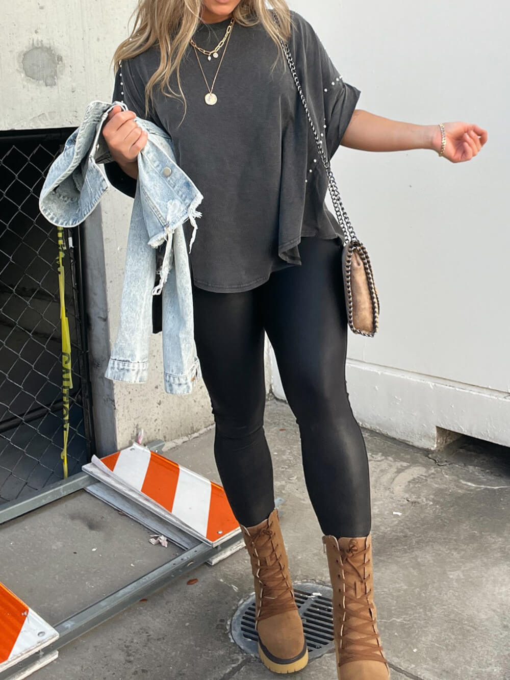 T-shirt oversize à manches retroussées et cloutées