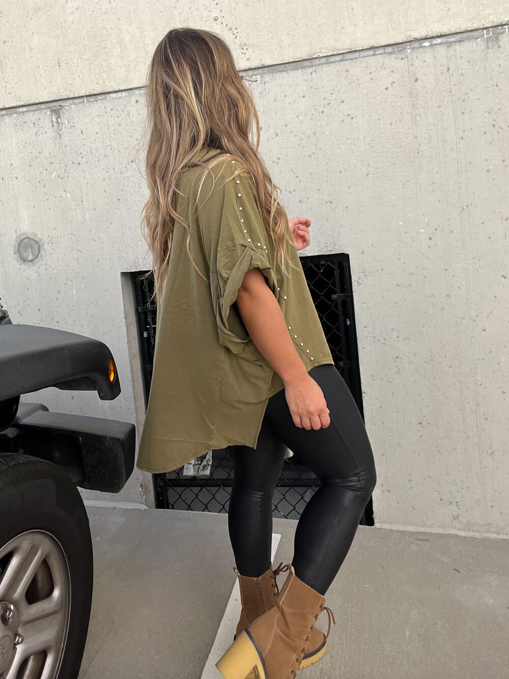 T-shirt oversize à manches retroussées et cloutées