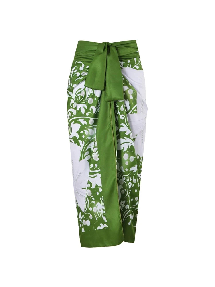 Ensemble maillot de bain vert orné de perles et de fleurs