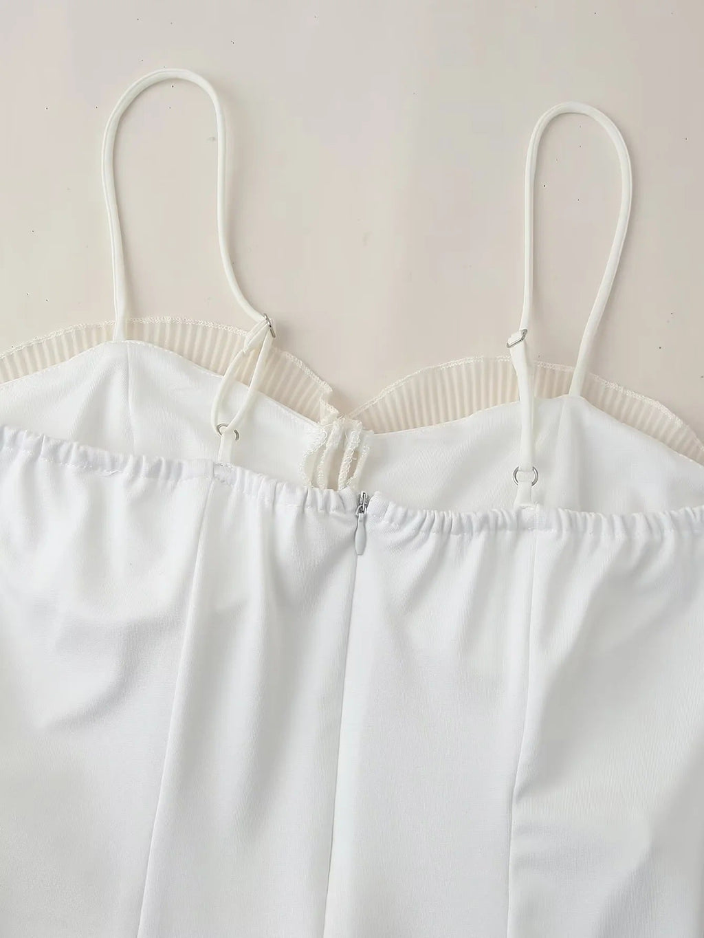 Robe maxi plissée à volants et fente