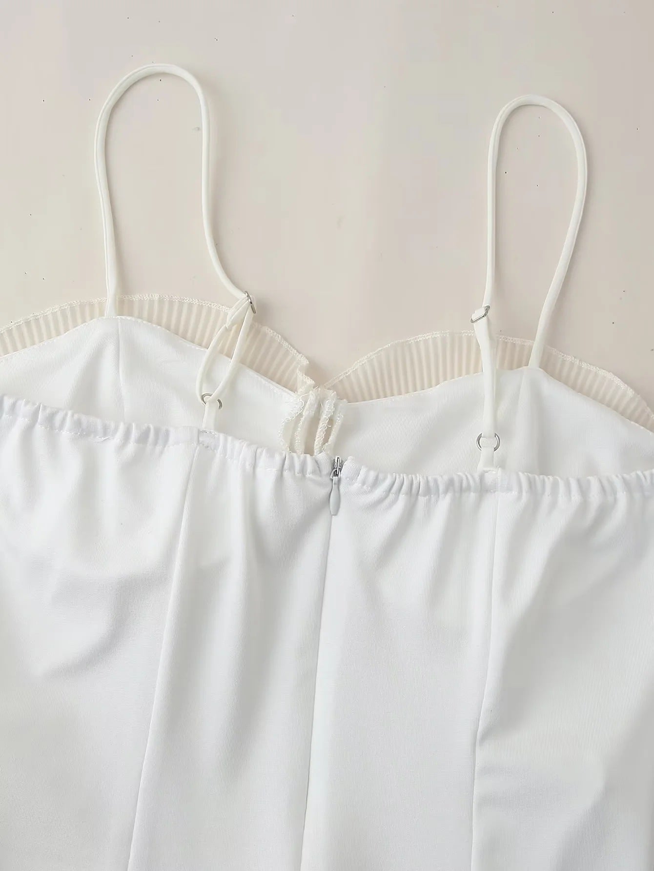 Robe maxi plissée à volants et fente