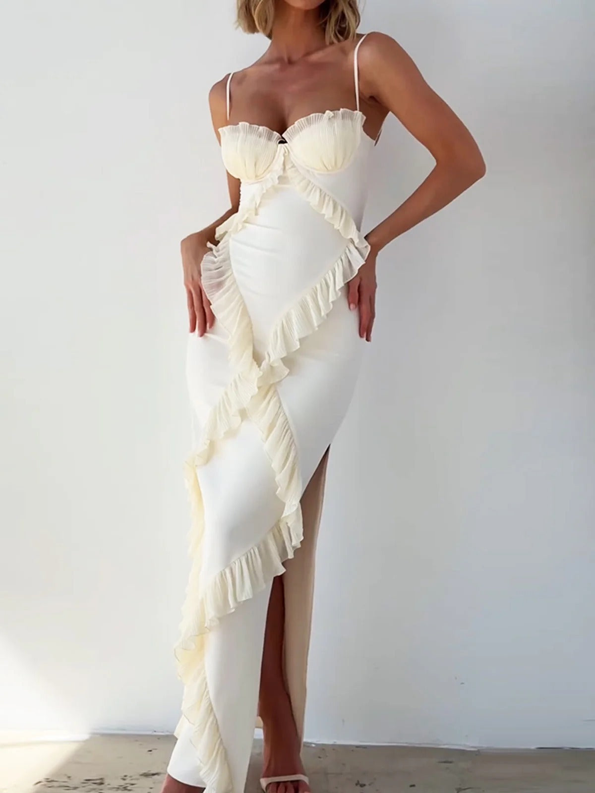 Robe maxi plissée à volants et fente
