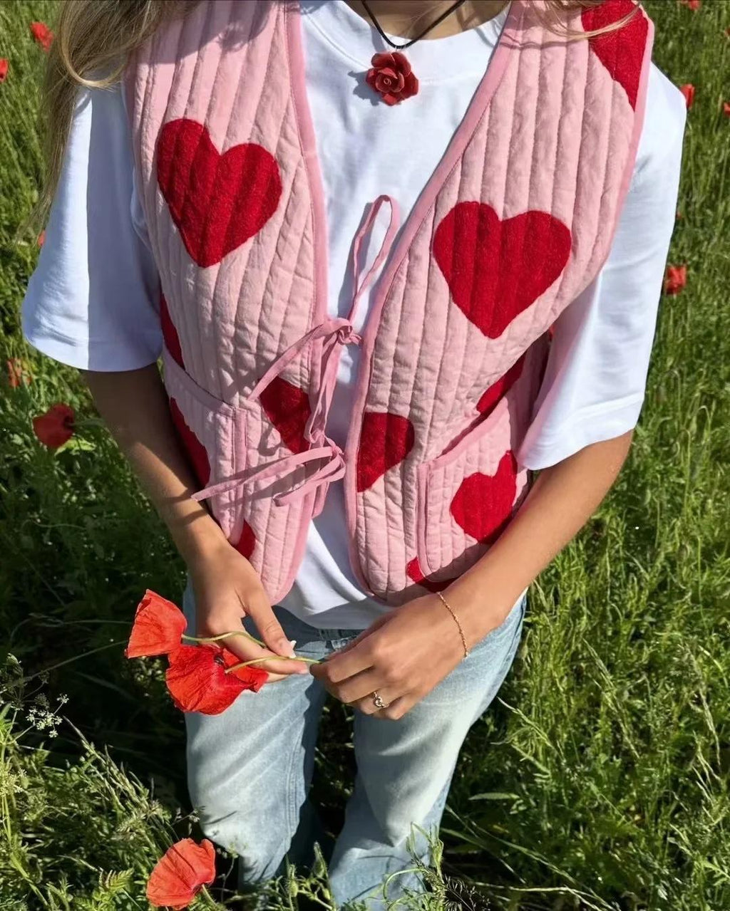 Gilet rose sans manches à imprimé cœur et nœud papillon, col en V
