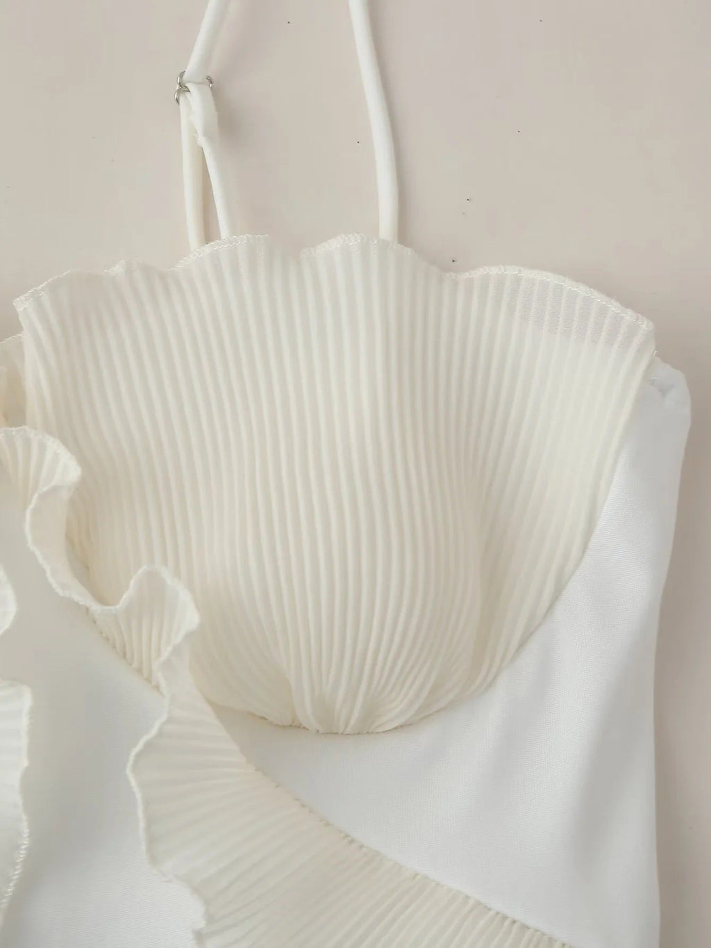 Robe maxi plissée à volants et fente