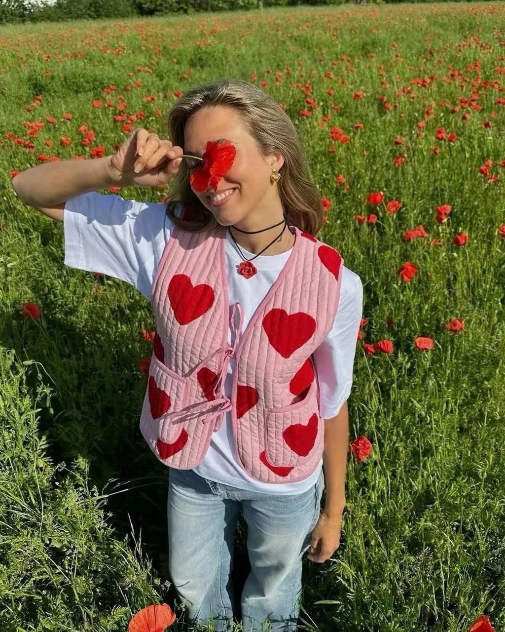 Gilet rose sans manches à imprimé cœur et nœud papillon, col en V