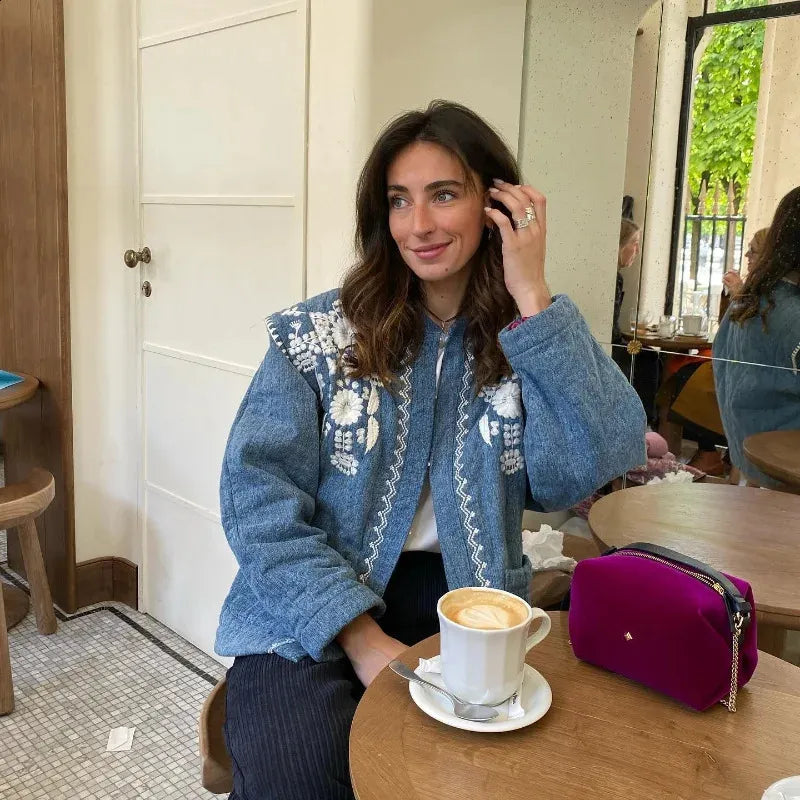 Veste fine à manches volantées et col montant brodée de fleurs