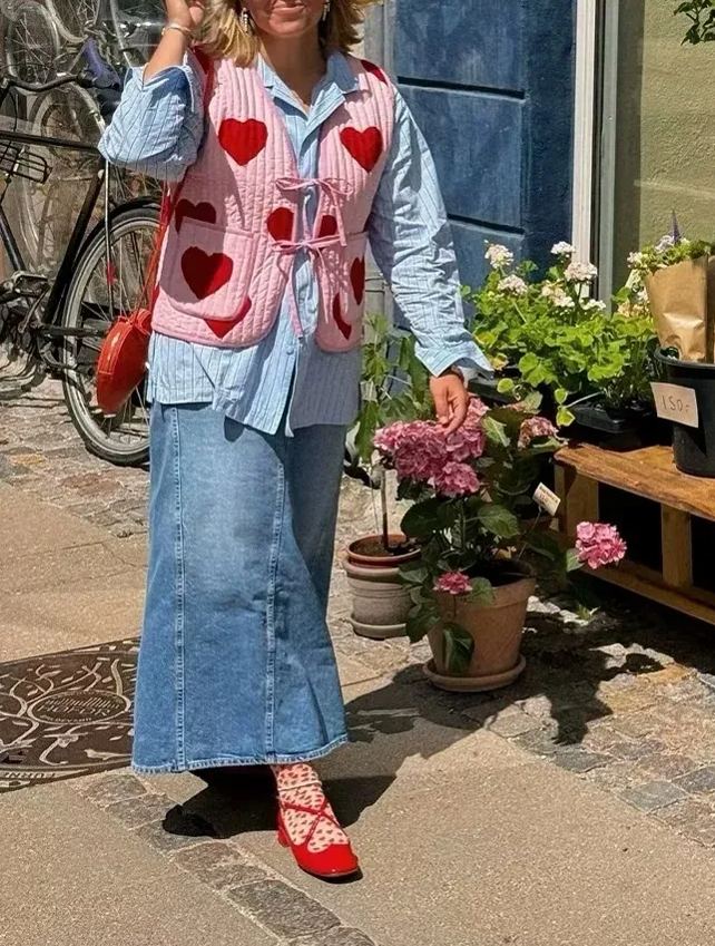 Gilet rose sans manches à imprimé cœur et nœud papillon, col en V