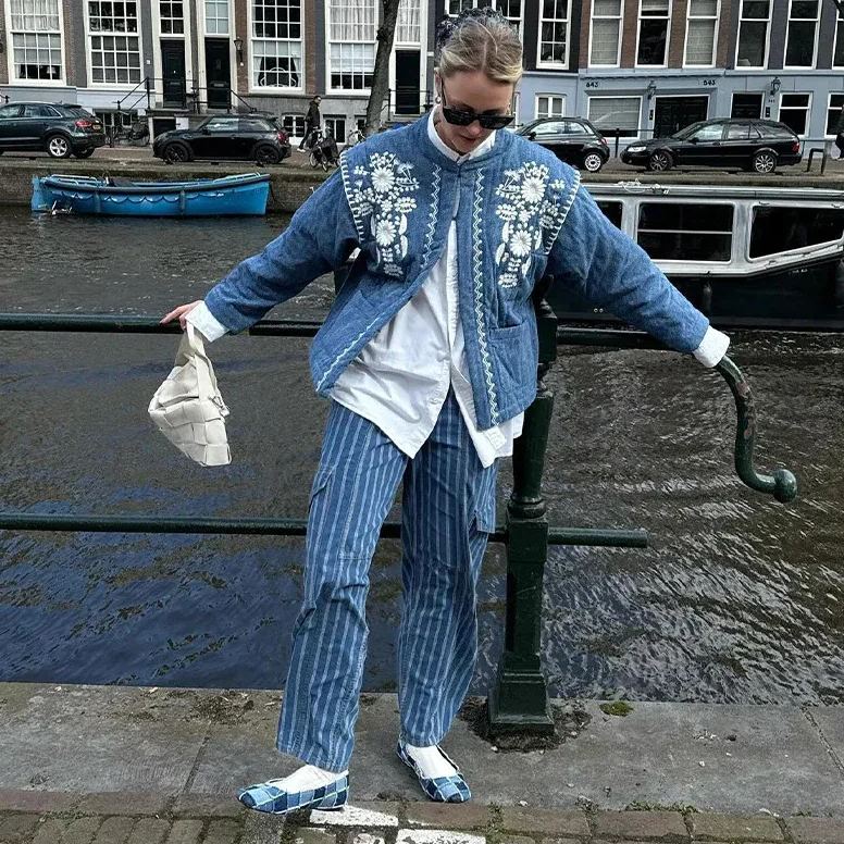 Veste fine à manches volantées et col montant brodée de fleurs