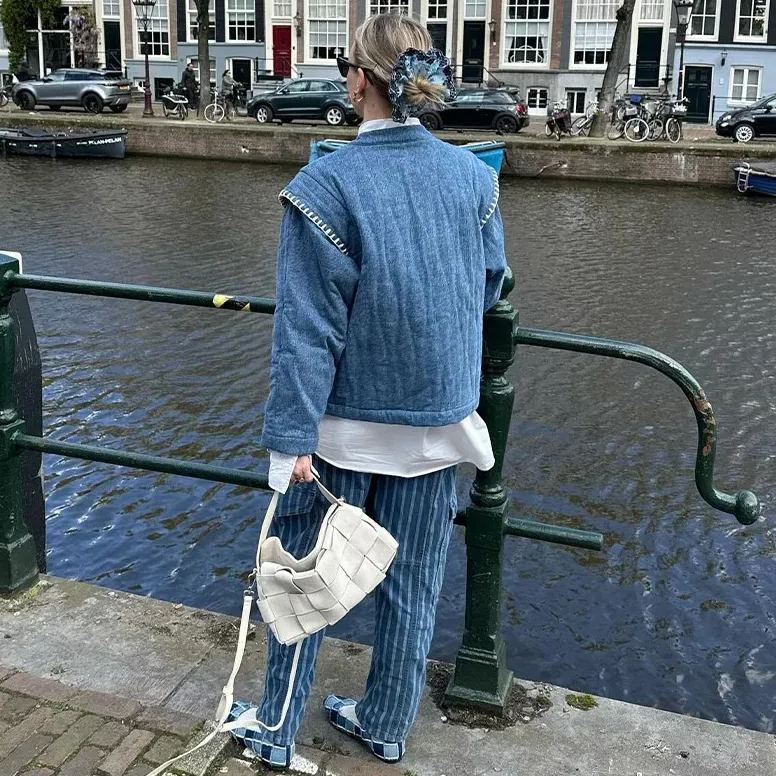 Veste fine à manches volantées et col montant brodée de fleurs