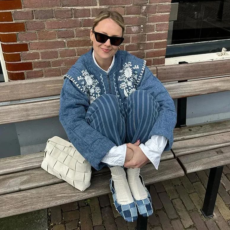 Veste fine à manches volantées et col montant brodée de fleurs