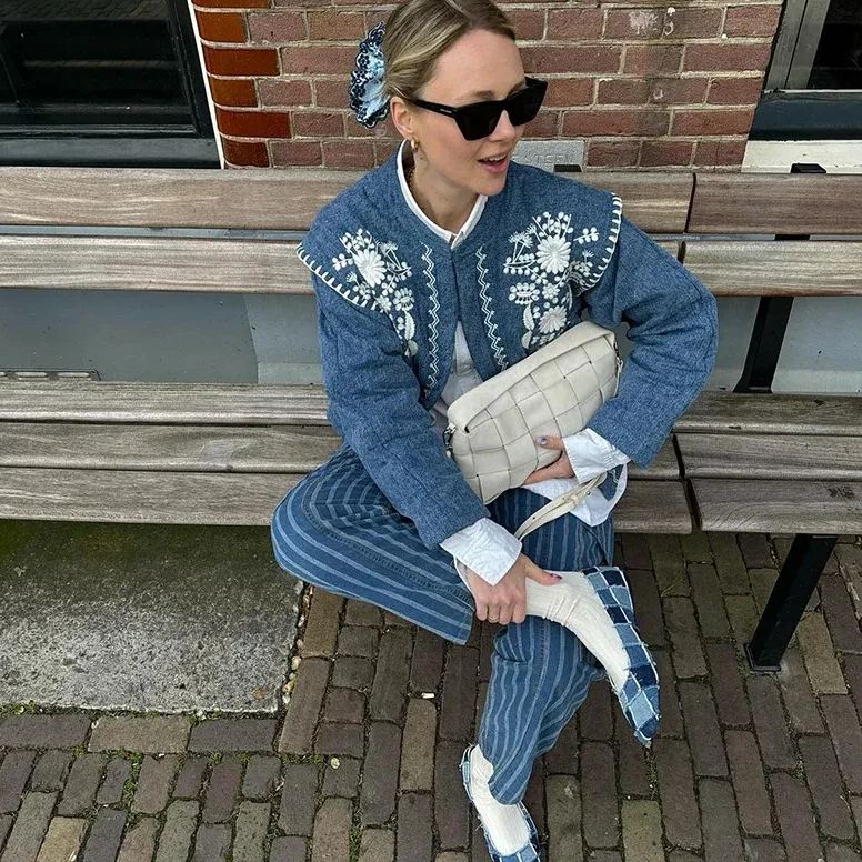 Veste fine à manches volantées et col montant brodée de fleurs