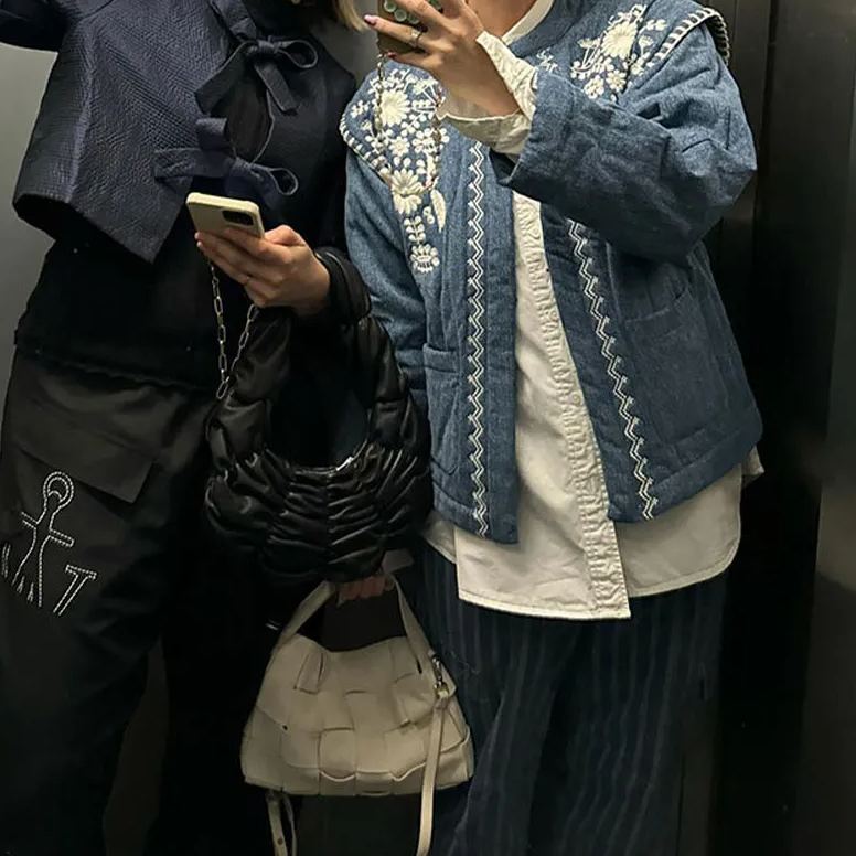 Veste fine à manches volantées et col montant brodée de fleurs