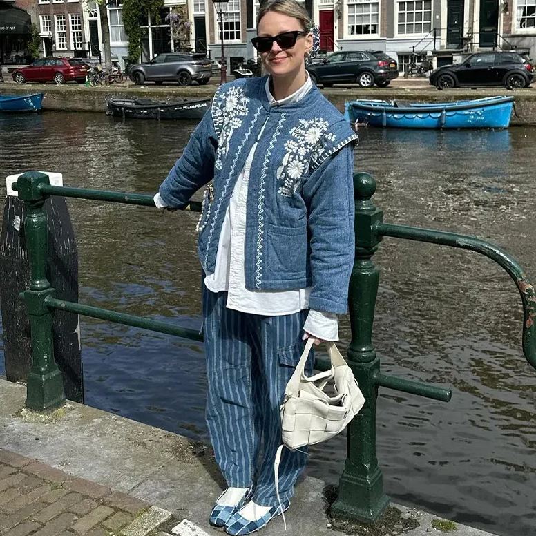 Veste fine à manches volantées et col montant brodée de fleurs